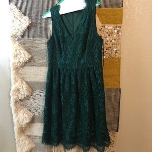 Green knee length v neck lace dress